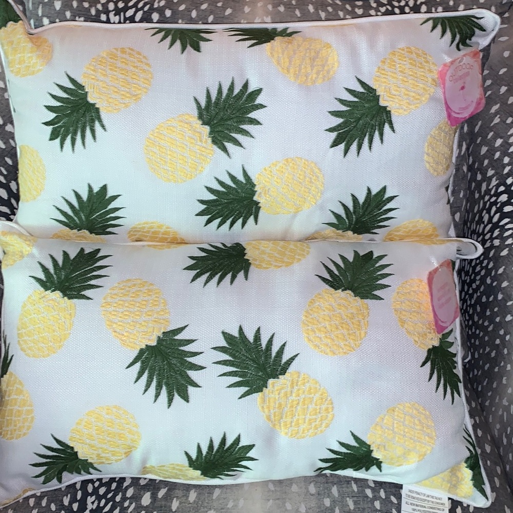 Set of 2 outdoor pineapple pillows, NWT, water repellent, UV & fading resistant